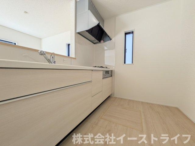 【新築戸建】　いわき市平塩第4　全2棟のキッチン|同社施工写真　浄水器一体型水栓です◎対面式キッチンなので、リビングルームにいるご家族の様子を見ながら調理ができ、小さなお子様がいるご家庭でも安心です。