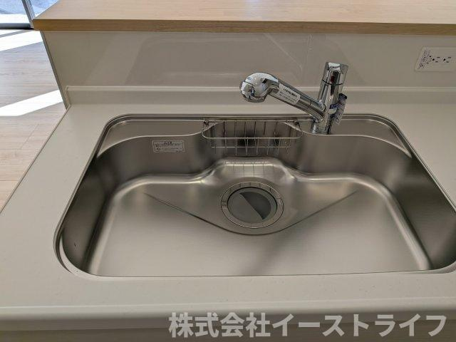 【新築戸建】　いわき市平塩第4　全2棟のキッチン|同社施工写真　ガス火3口、魚焼きグリル、調味用入れがついています！