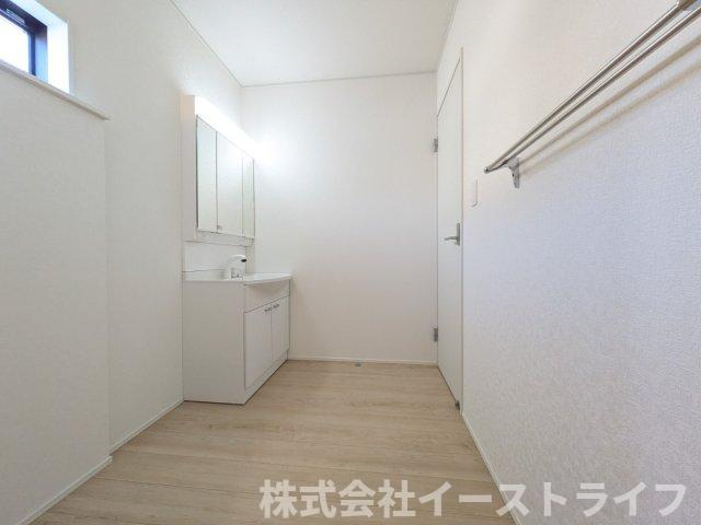 【新築戸建】　いわき市平塩第4　全2棟の浴室|同社施工写真　リラックスできる雰囲気の浴室です。洗い場が広々としています。浴槽も広くリラックスするには最適です。