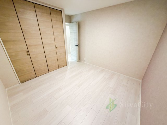 ラグシスヒルズ三軒茶屋の洋室|大容量の収納スペース付きで住空間広々お使いいただけます。