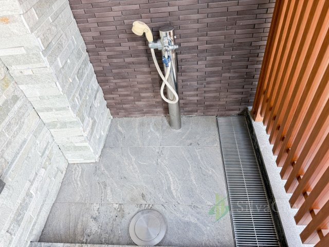 ラグシスヒルズ三軒茶屋のその他|お散歩帰りに嬉しい、犬用足洗い場を備えています。外で付いた泥や汚れを室内に持ち込む前にきれいにできるため、ペットとの暮らしをより快適にしてくれる便利な設備です。