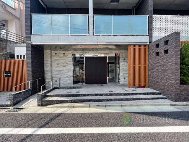ラグシスヒルズ三軒茶屋の居間・リビング|住まう方やゲストを迎える、マンションのエントランスです。みとあわせてぜひ現地でご確認ください。