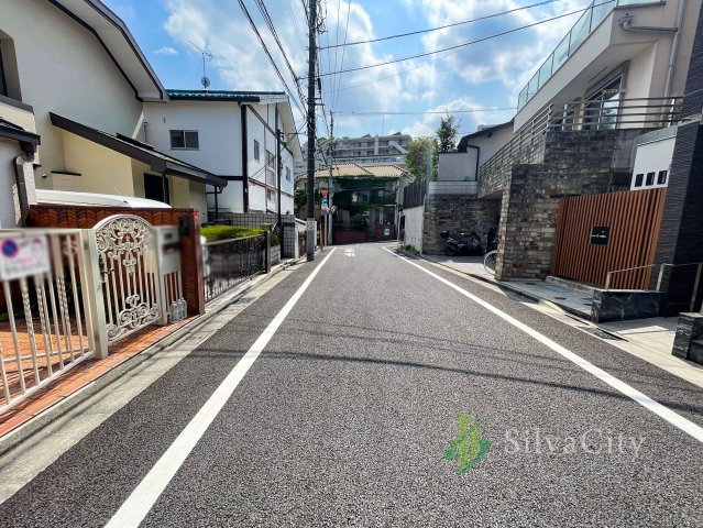 ラグシスヒルズ三軒茶屋のその他|現地前面道路の様子。周辺の街並みとあわせてぜひ現地でご確認ください。