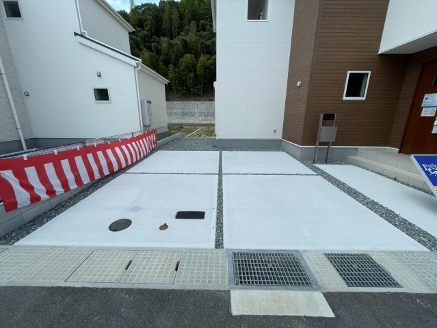 姫路市西庄３期(618-11)新築戸建ての駐車場|シャッター付きです