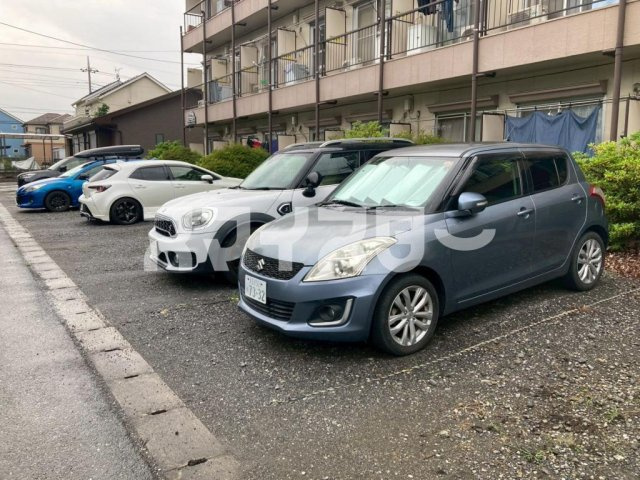 シャトー若草の駐車場