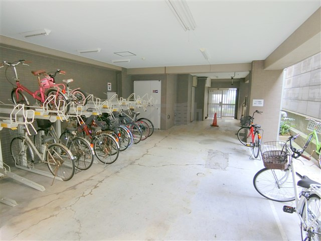 カテリーナ大森のその他共用部分|屋根付きラック式の駐輪場
