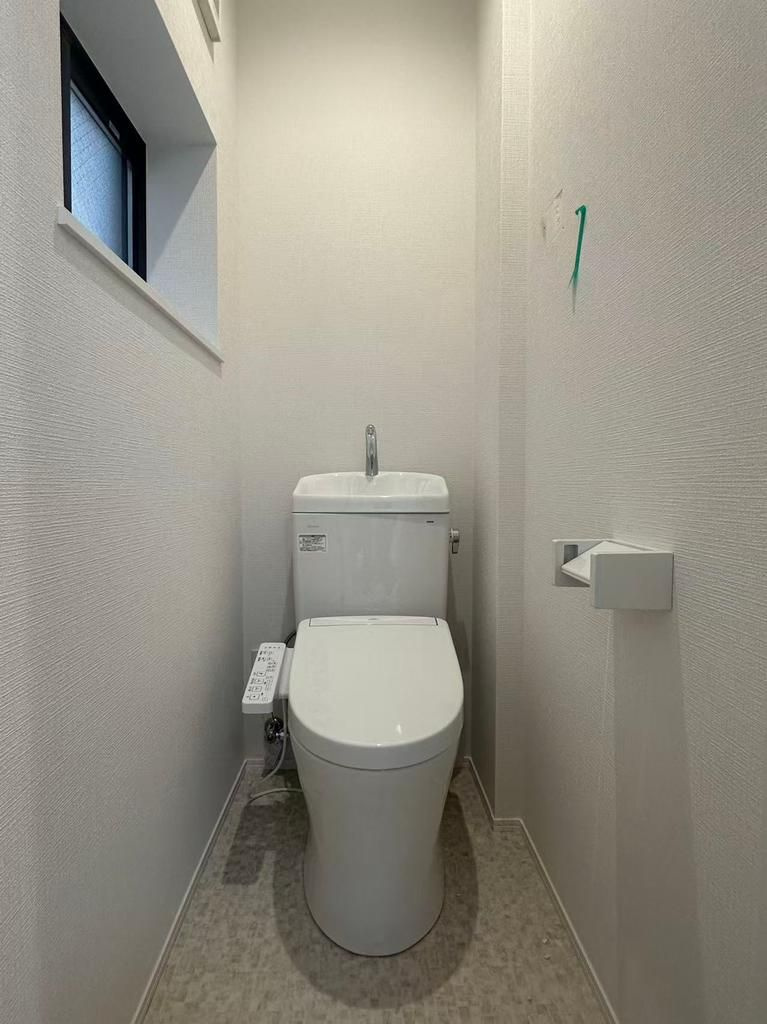荒川区東日暮里3丁目　中古戸建のトイレ|現地写真

現地ご見学希望・資料請求などお気軽にお問い合わせ下さい！
03-5990-5201