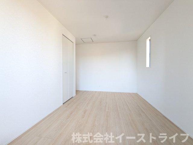 【新築戸建】　いわき市平塩第4　全2棟の洋室|2号棟写真　洋室は和室と比べて家具を置いたり敷物を敷いたりと、カスタマイズ性が高いので、自分の好みの部屋にしやすいです♪