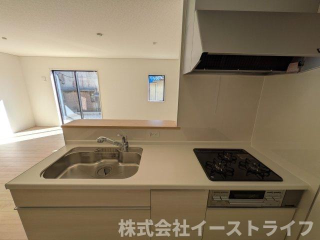 【新築戸建】　いわき市平塩第4　全2棟のキッチン|2号棟写真　ガス火3口、魚焼きグリル、調味用入れがついています！