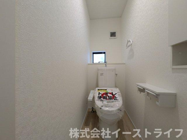 【新築戸建】　いわき市平塩第4　全2棟のトイレ|2号棟写真　落ち着いた色調のトイレで、温水洗浄機能付き便座です