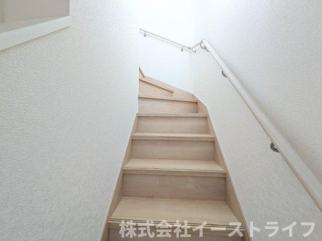 【新築戸建】　いわき市平塩第4　全2棟の内装|2号棟写真　階段スペースです。手すりが付いているので安心です。