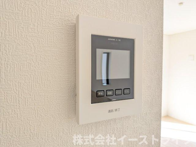【新築戸建】　いわき市平塩第4　全2棟の防犯設備|2号棟写真　テレビモニター付きインターフォンです。玄関のドアを開けることなく来客の顔や声を確認できるため、トラブルの防止につながります。