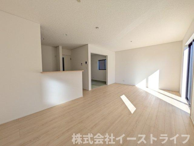 【新築戸建】　いわき市平塩第4　全2棟の居間・リビング|2号棟写真　広いリビングは、ご家族でゆっくりくつろぎたい方におすすめです。