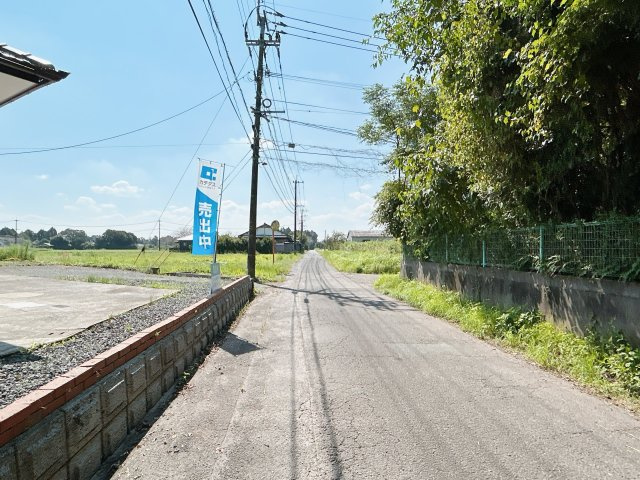 都城市野々美谷町の中古一戸建の前面道路含む現地写真