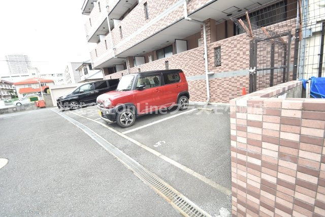 東大阪市岩田町１丁目の賃貸マンションの駐車場