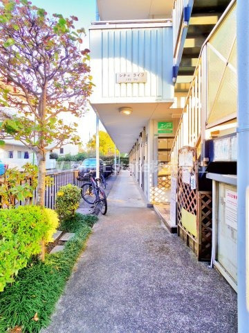 小平市花小金井南町１丁目の賃貸マンションのエントランス
