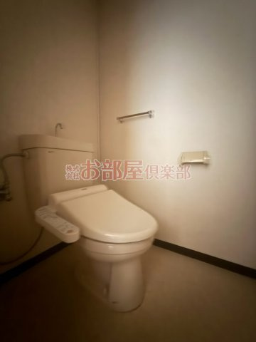 レピュート平田のトイレ|落ち着いた色調のトイレです