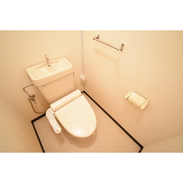 レピュート平田のトイレ|落ち着いた色調のトイレです