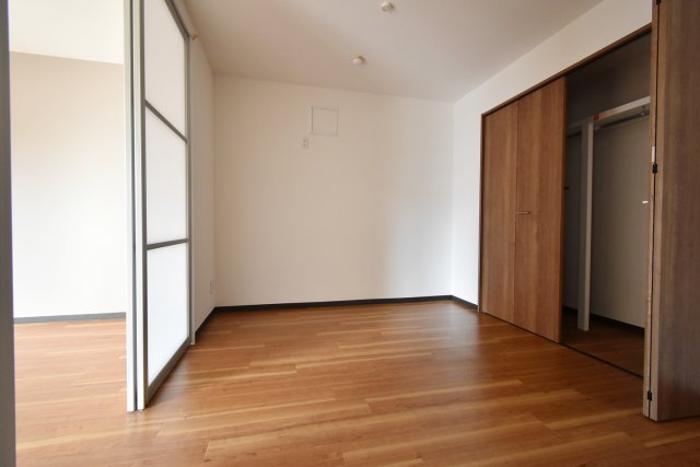 西宮市小松西町１丁目の賃貸マンションの洋室