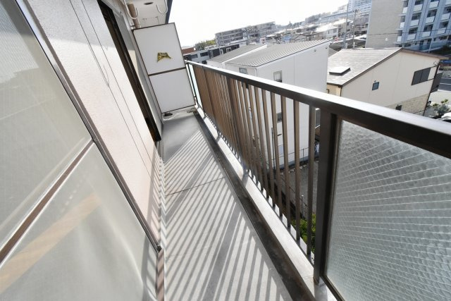 西宮市小松西町１丁目の賃貸マンションのバルコニー