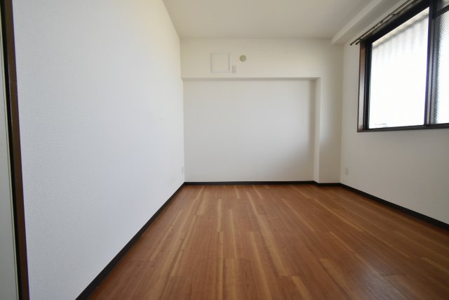 西宮市小松西町１丁目の賃貸マンションの洋室