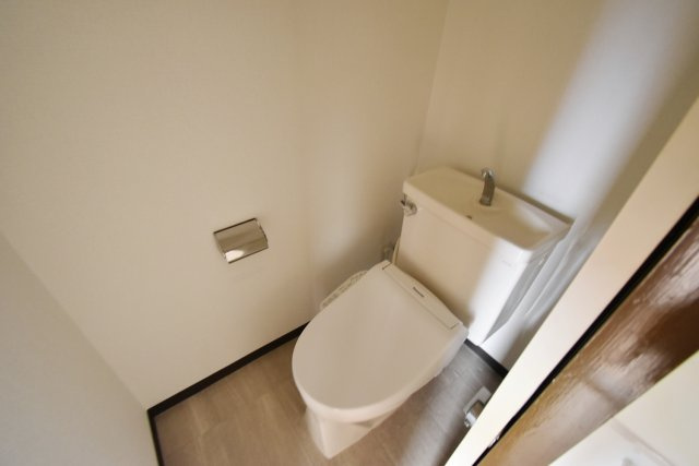 西宮市小松西町１丁目の賃貸マンションのトイレ