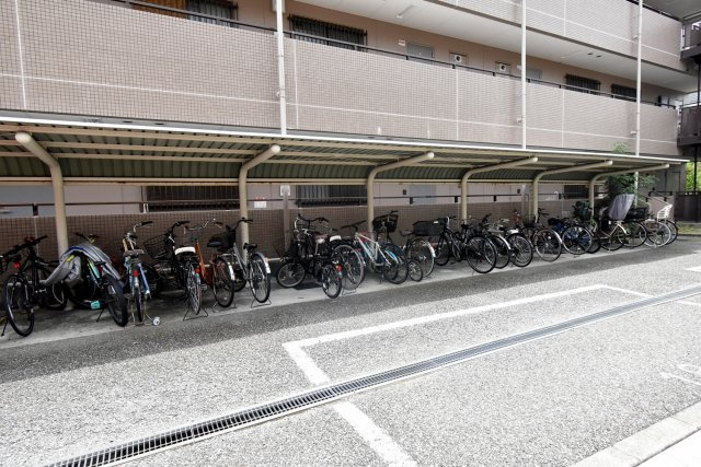 西宮市小松西町１丁目の賃貸マンションの駐車場