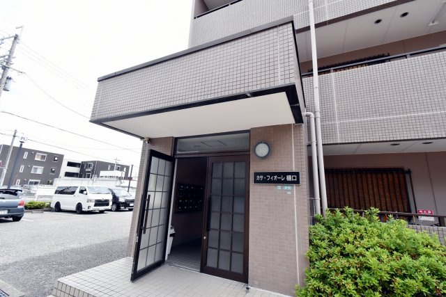 西宮市小松西町１丁目の賃貸マンションのエントランス