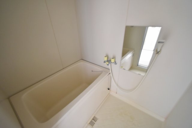 西宮市小松西町１丁目の賃貸マンションの浴室