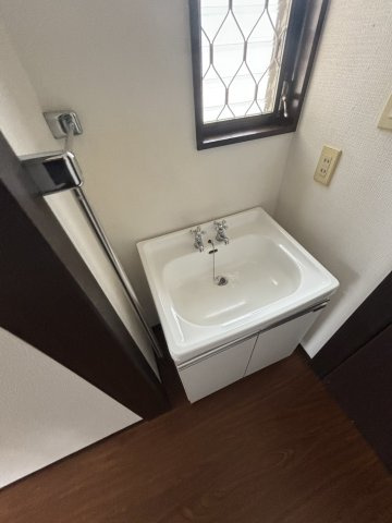 中２丁目貸家の独立洗面台|2階 洗面台