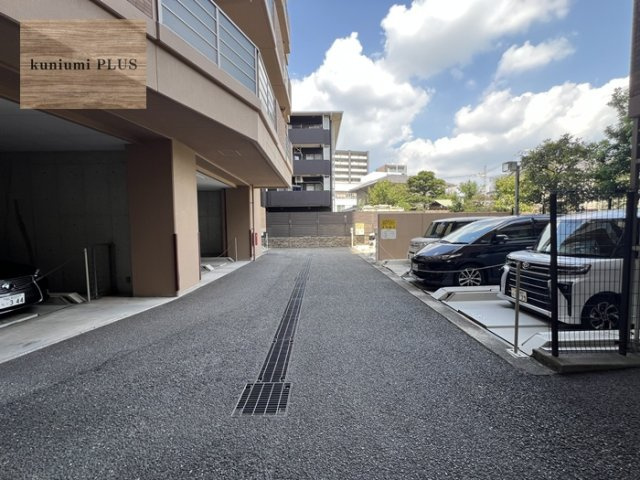 メロディーハイム鶴見パークオアシスの駐車場