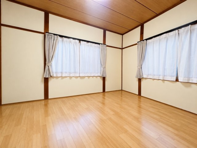 神戸市東灘区西岡本6丁目の洋室|各部屋通風、採光共に良好です♪
動産物はAIで消去しております。