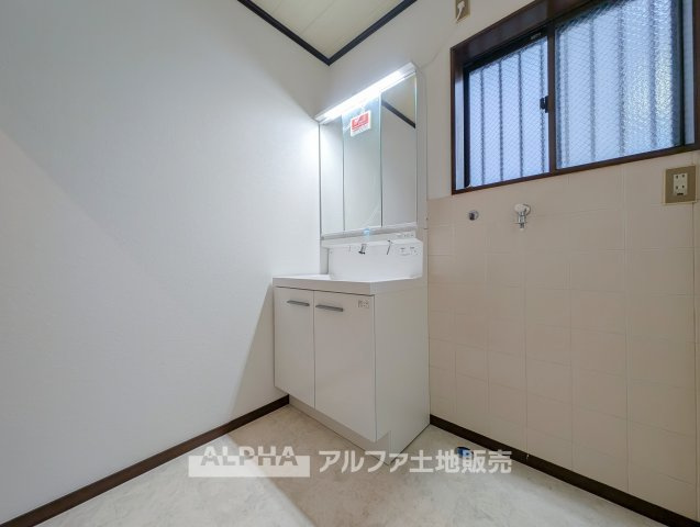 あきる野市伊奈1156-8 中古の玄関|【Intercom】◆来訪時の応対に便利◆
玄関先の来訪者に室内から応対できるインターホン。毎日の暮らしに役立つ設備です。