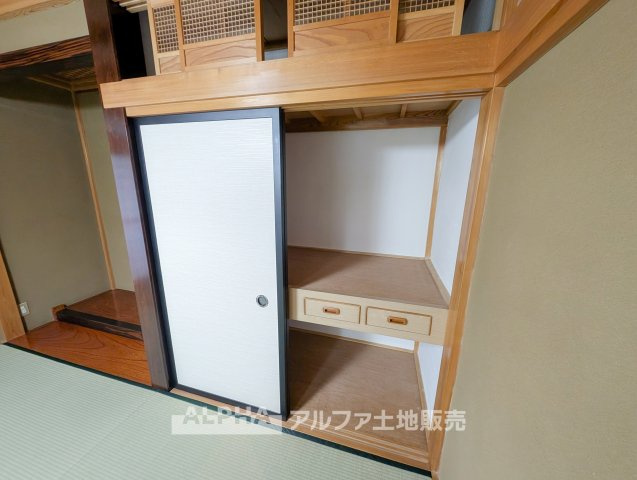 あきる野市伊奈1156-8 中古の和室|【Japanese Room】◆和室を複数配置◆
約8帖や約6帖の和室を備えた間取り。寝室や客間、家族のくつろぎスペースなど多彩に活用できます。