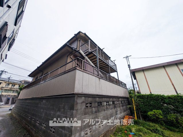 あきる野市伊奈1156-8 中古の外観|【Garage House】◆ビルトインガレージ付き◆
1階部分に広々とした車庫・倉庫を備えた住まい。愛車を身近に置ける便利な設計です。