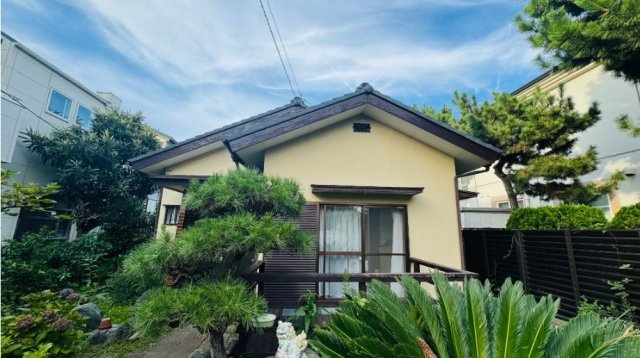 【外観】 | 小・中学校まで徒歩圏！お子さまの通学も安心の立地です。　　　　　　
日々の買い物に便利なスーパーやコンビニ近く、公園徒歩1分！