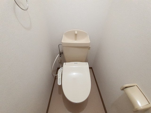 グランメゾンキャトリアのトイレ|温水洗浄便座付きです。