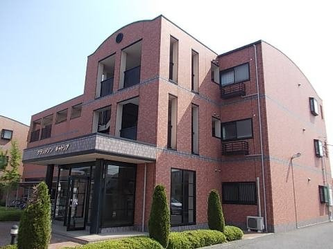 グランメゾンキャトリアの外観|3階建てマンションです