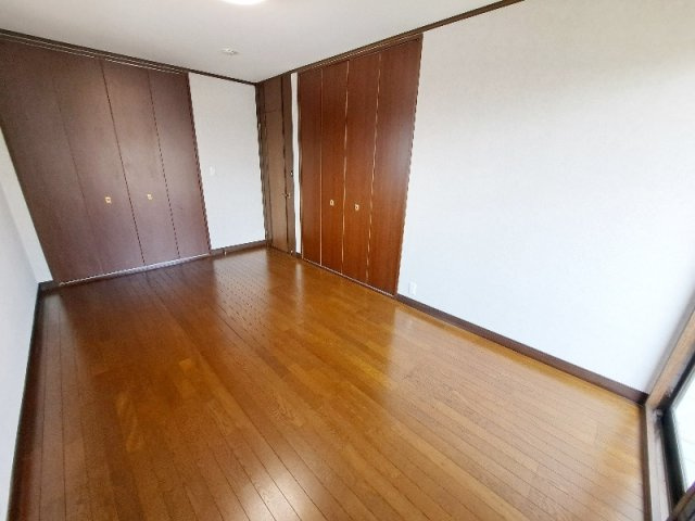 福島市南向台二丁目の寝室|ウォークインクローゼット付きの主寝室です