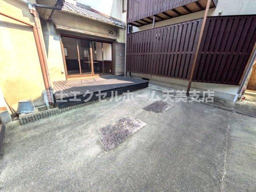 寺内町貸店舗事務所の駐車場