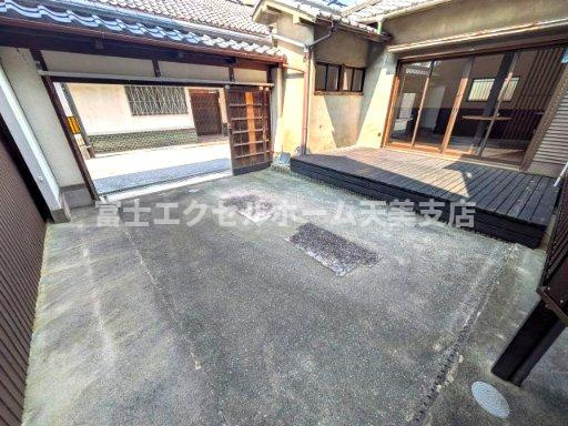 寺内町貸店舗事務所の駐車場