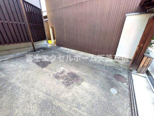 寺内町貸店舗事務所の駐車場