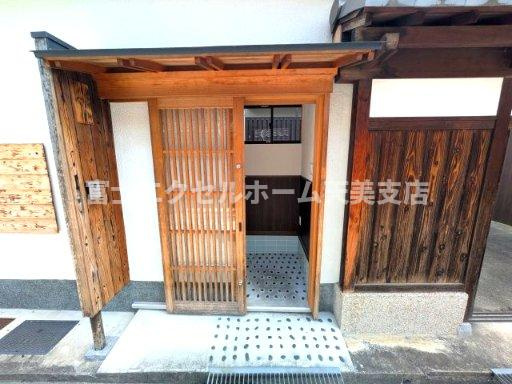 寺内町貸店舗事務所のエントランス
