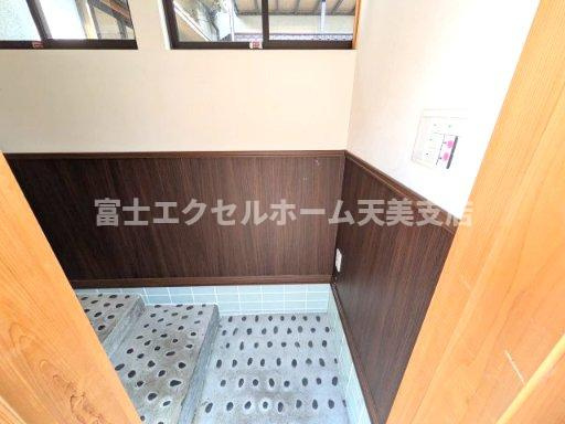 寺内町貸店舗事務所の玄関