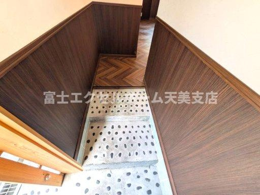 寺内町貸店舗事務所の玄関