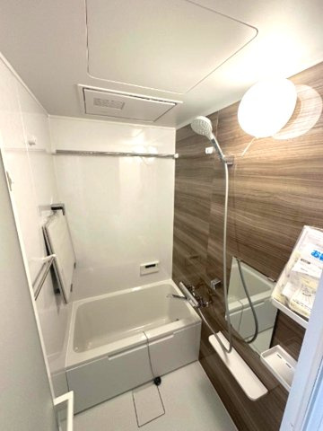 翠ヶ丘町の浴室|乾燥機付きの浴室は雨の日でも洗濯物が干せるので、忙しい共働きのご家庭では大活躍です。
