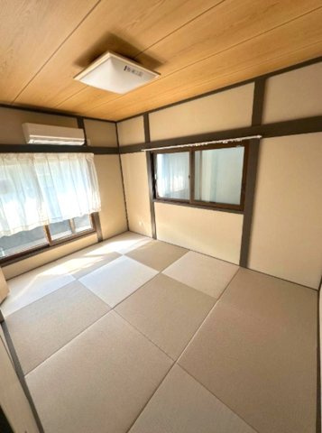 翠ヶ丘町の和室|大きな窓からたっぷりの日差しが降り注ぐ明るい室内です。