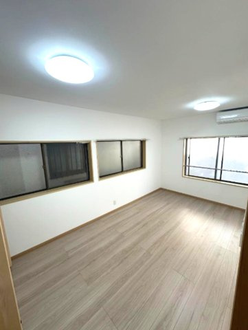 翠ヶ丘町の洋室|光が沢山取り込める大きな窓。2面採光なので、日差しを長時間受ける事が出来る暖かいお部屋です。
