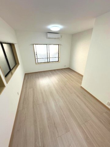 翠ヶ丘町の洋室|木目のフローリングが暖かみのある室内に。明るい寝室で心地のいい朝を迎えられそう。
