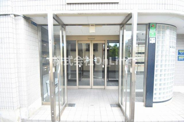 東大阪市西石切町１丁目の賃貸マンションのエントランス